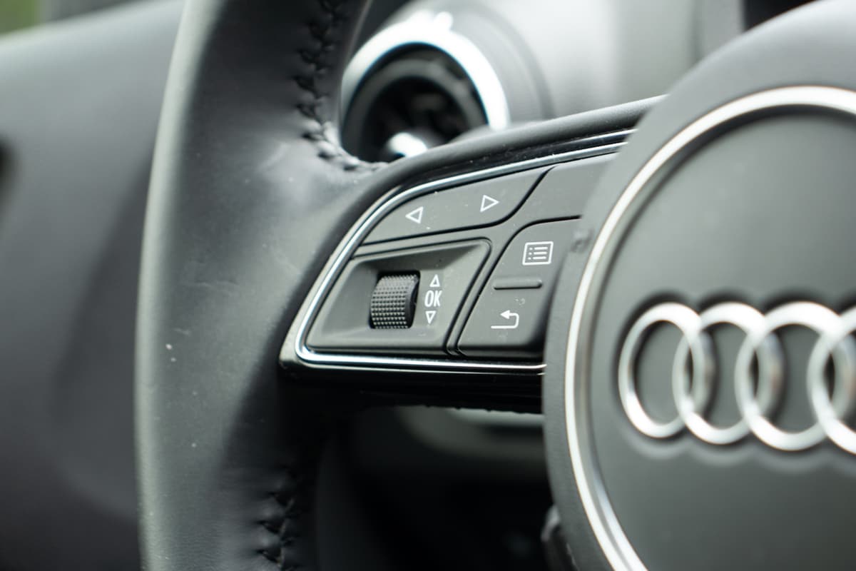 Steering controles detail