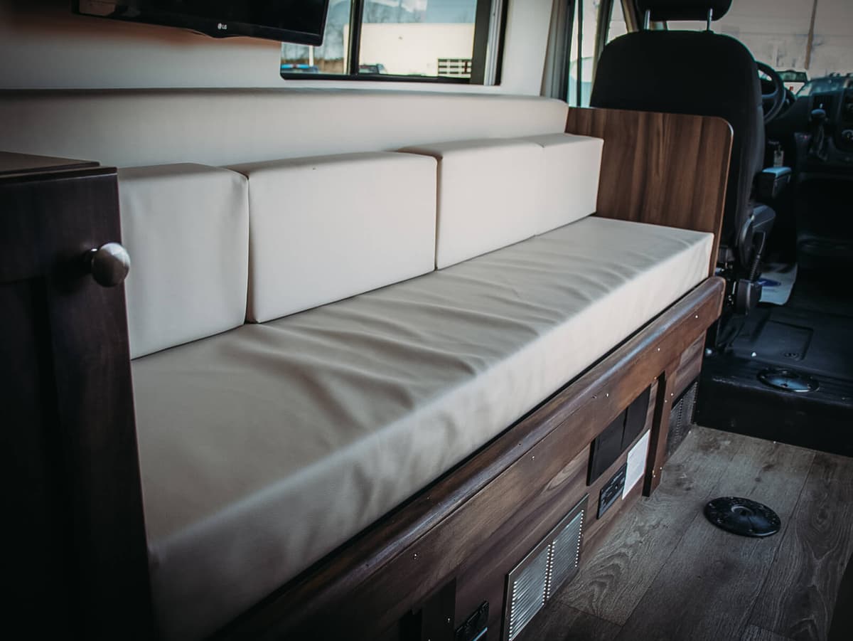 Expanding sleeper sofa